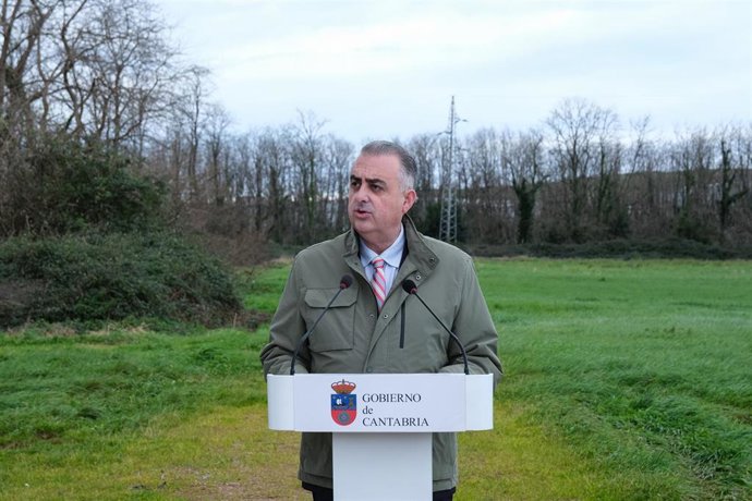 El consejero de Fomento, Vivienda, Ordenación del Territorio y Medio Ambiente, Roberto Media, visita las obras del enlace al polígono de Morero.