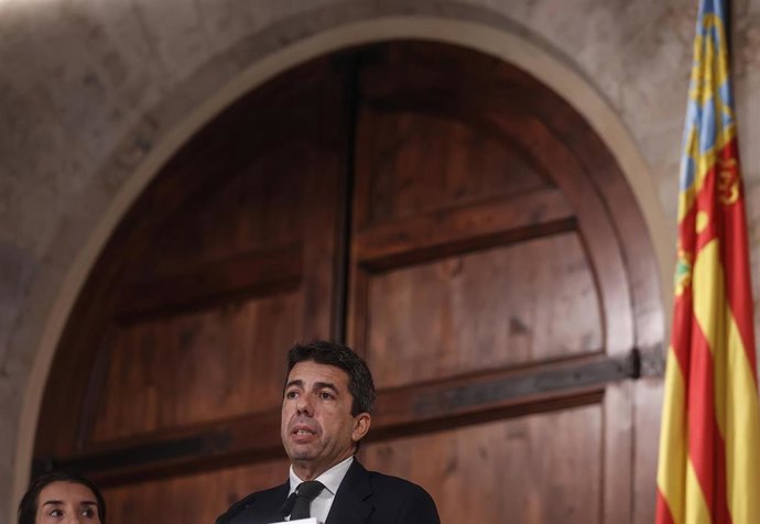 El presidente de la Generalitat Valenciana, Carlos Mazón, ofrece una rueda de prensa, en el Palau de la Generalitat,