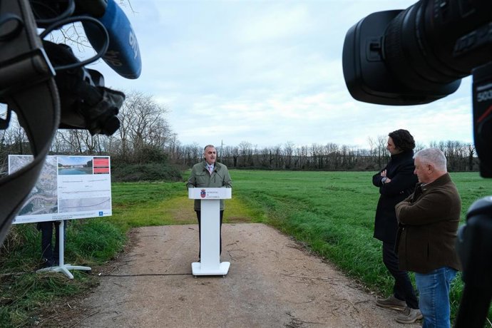 El consejero de Fomento, Roberto Media, visita las obras del enlace al polígono de Morero