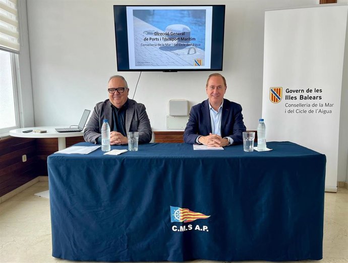 El conseller del Mar y del Ciclo del Agua, Juan Manuel Lafuente, y el director general de Puertos y Transporte Marítimo, Antoni Mercant, en la rueda de prensa.