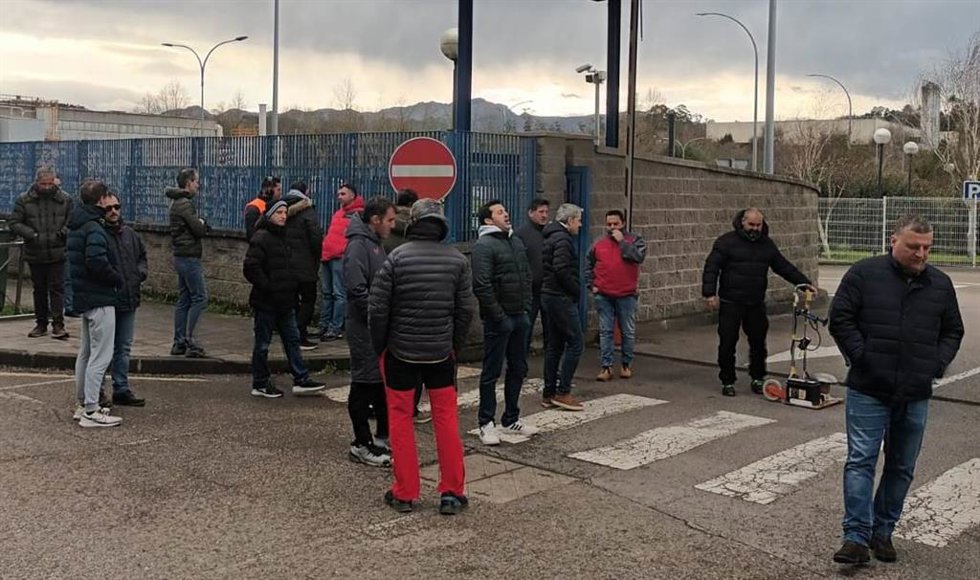 Segunda jornada de huelga general indefinida de los trabajadores de la fábrica de Altadis en Entrambasaguas