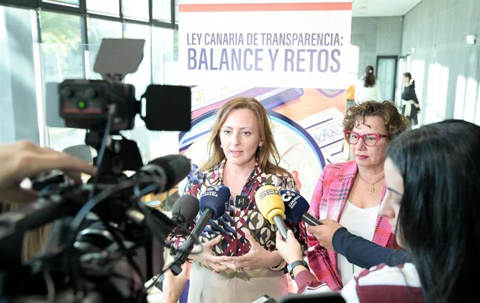 La consejera de Presidencia, Administraciones Públicas, Justicia y Seguridad del Gobierno de Canarias, Lady Barreto, atiende a los medios de comunicación antes de unas jornadas sobre transparencia