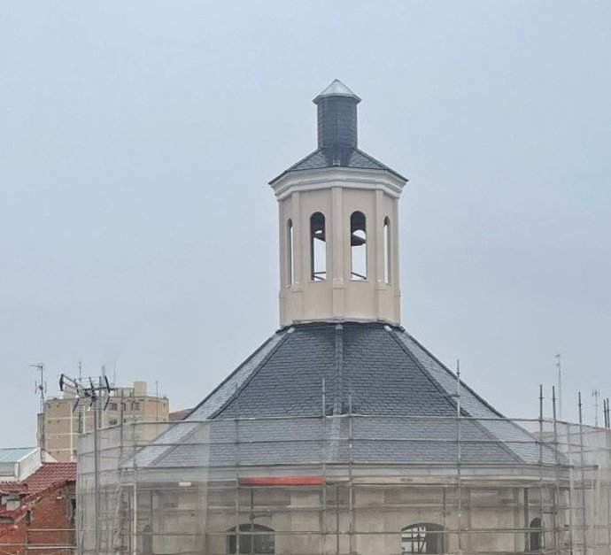 Imagen de la cúpula de la iglesia de la Vera Cruz de Valladolid, con la linterna ya instalada.