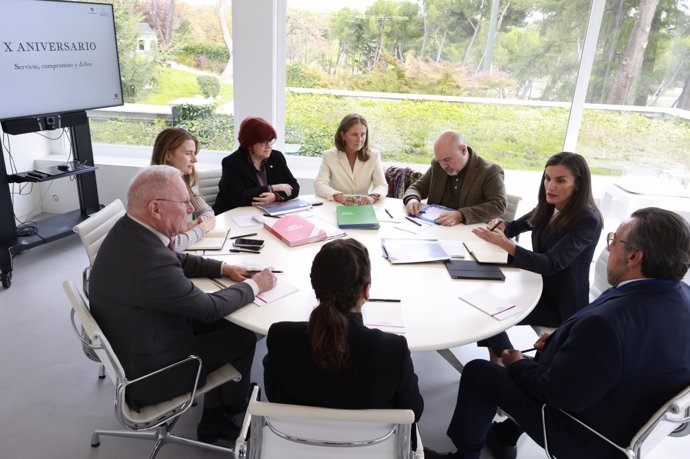 Archivo - La Reina Letizia durante su reunión con la coordinadora general de la Cruz Roja Española, María Ángeles Cacereño Ibáñez; la directora general de la Fundación Científica de la Asociación Española contra el Cáncer (AECC), Isabel Orbe Martínez-Avia