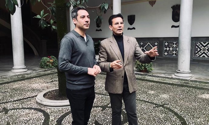 Los socialistas Eduardo Castillo y Paco Cuenca en el patio del Ayuntamiento de Granada.