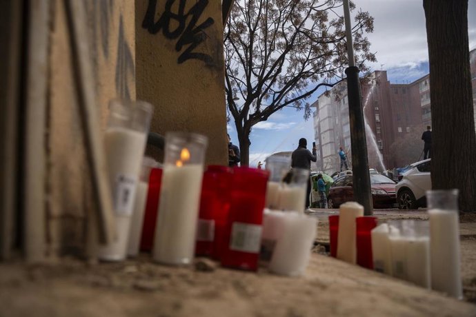 Velas en el lugar del accidente mortal de un trabajador en un garaje de Benetússer