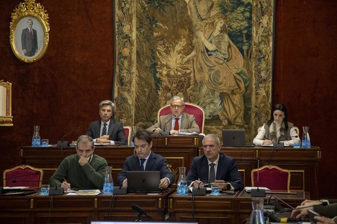El presidente de la Diputación de Córdoba, Salvador Fuentes (centro), durante el Pleno de enero.