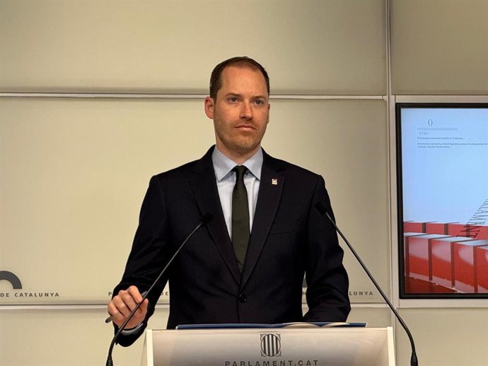 El portavoz del PP en el Parlament, Juan Fernández, en rueda de prensa este martes