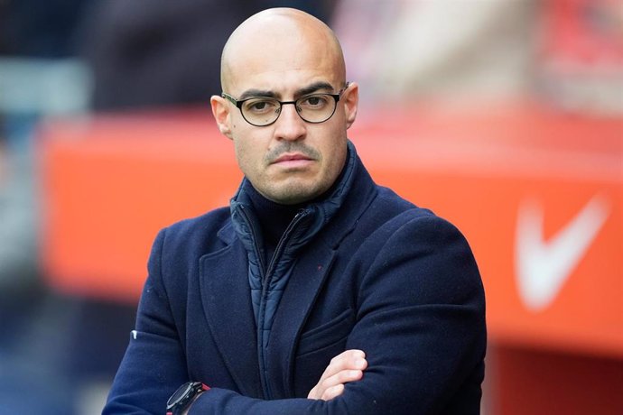 El entrenador rojiblanco, Víctor Martín, durante un partido de la Liga F, 