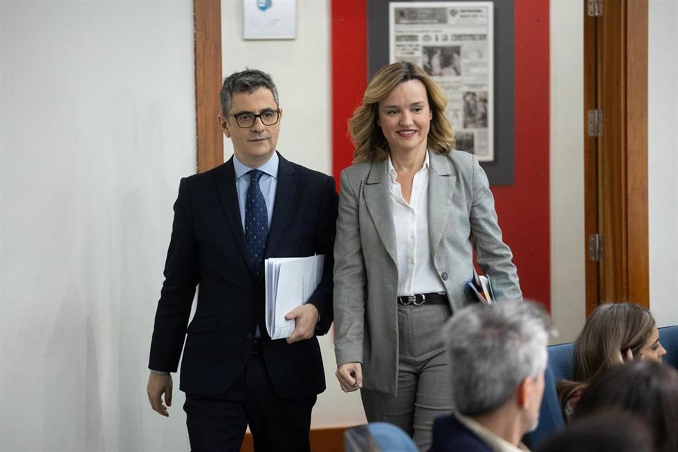 El ministro de la Presidencia, Justicia y Relaciones con las Cortes, Félix Bolaños, y la ministra de Educación, Formación Profesional y Deportes, Pilar Alegría, a su llegada a una rueda de prensa tras el Consejo de Ministros, en el Palacio de la Moncloa.