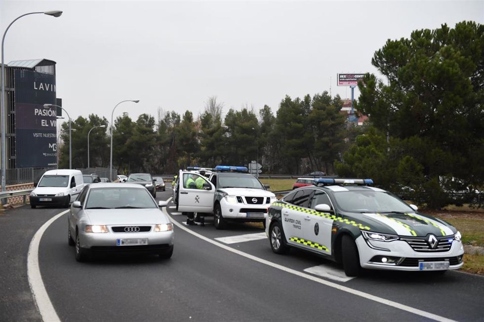 Archivo - Varios agentes de la Guardia Civil realizan un control de alcohol y drogas en el kilómetro 13,600 de la carretera A-1, a 23 de diciembre de 2021, en Madrid (España). La DGT ha puesto en marcha la operación especial con motivo de las fiestas na