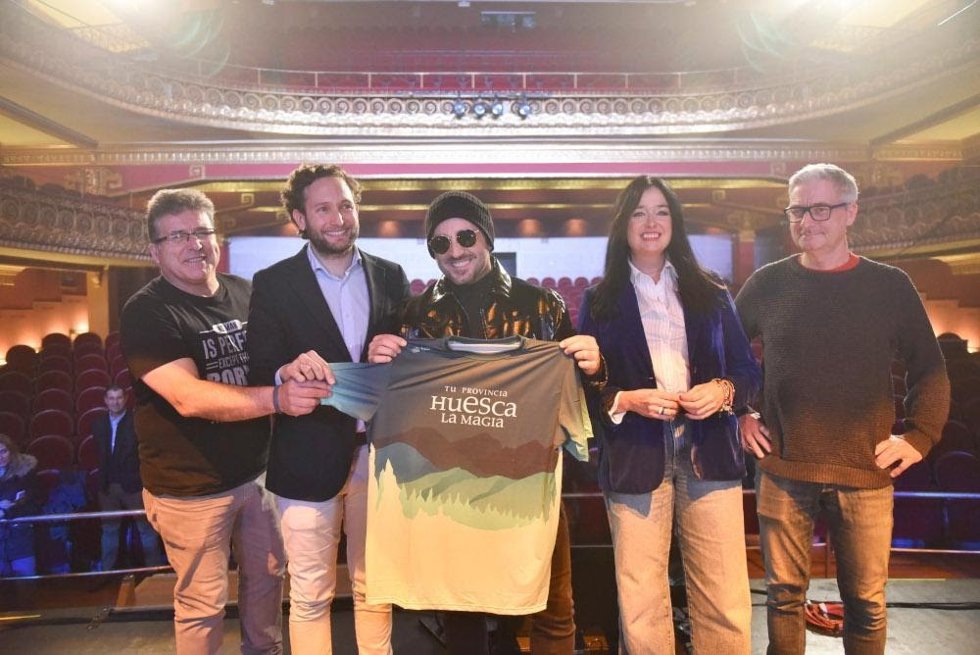 El cantante David Bustamante, junto al presidente de la DPH, Isaac Claver, y la alcaldesa de Huesca, Lorena Orduna.