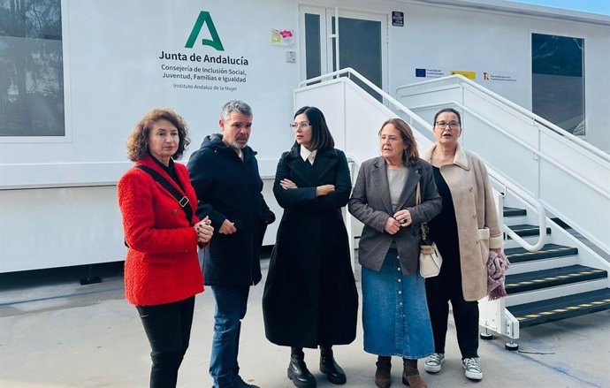 La secretaria de Igualdad del PSOE de Málaga, Rosa del Mar Rodríguez, la diputada en el Congreso y portavoz del grupo municipal socialista de Marbella, Isabel Pérez; la vicesecretaria general del PSOE de San Pedro, Ana Leschiera.