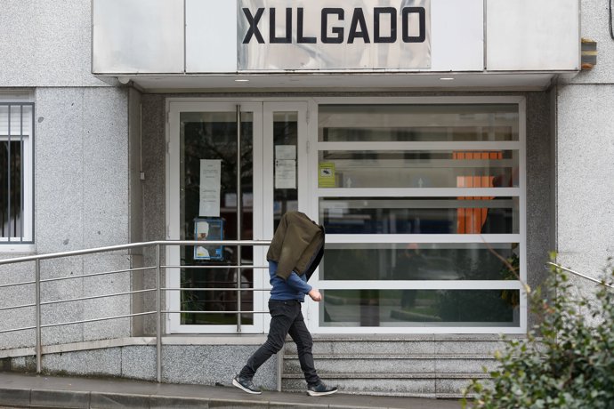 Uno de los dos hombres detenidos por la agresión sexual sale del Juzgado de Chantada, a 21 de enero de 2025, en Chantada, Lugo, Galicia (España).