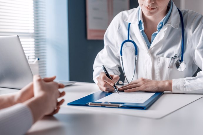 Doctora en una consulta médica.