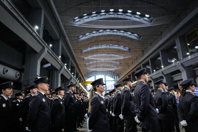 El alcalde de Madrid, José Luis Martínez-Almeida, ha ensalzado a los 209 nuevos policías de la 54 promoción, "escudo y abrazo" de la ciudad