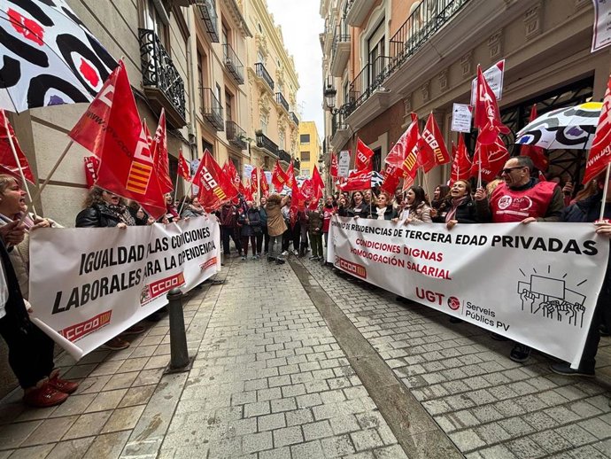 Concentración de UGT y CCOO por unos salarios dignos para la plantilla de las residencias de mayores privadas