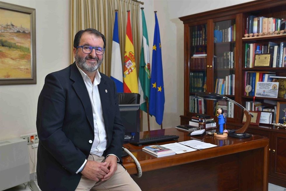 Archivo - El alcalde de Carmona en su despacho