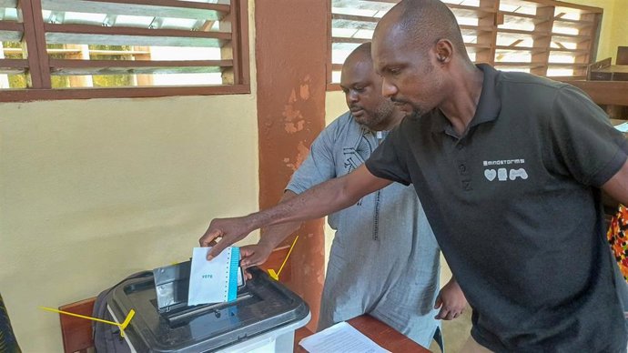 Archivo - Un hombre vota en la capital de Gabón, Libreville, durante el referéndum constitucional celebrado en noviembre de 2024 (archivo)