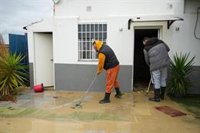 Trasladadas ocho personas a un albergue en Lucena del Puerto (Huelva) tras inundarse un asentamiento