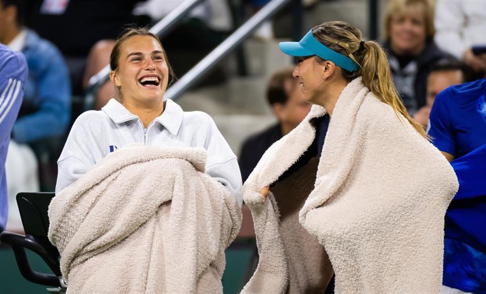 Archivo - Aryna Sabalenka se ríe junto a Paula Badosa antes de un torneo