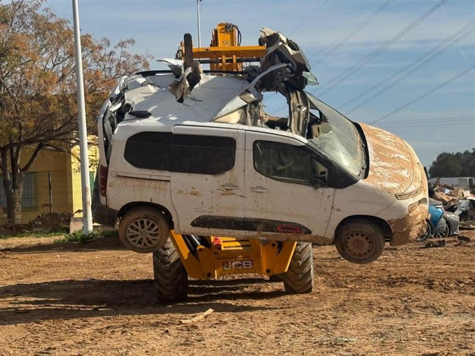 Retirada de coche de las zonas afectadas por la dana
