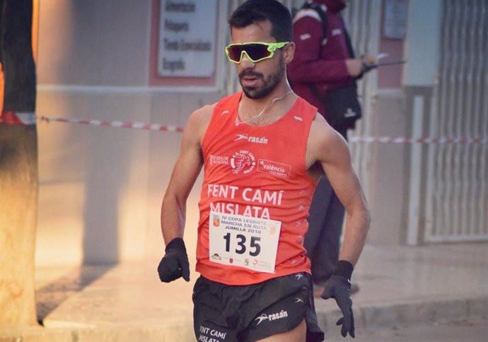 Archivo - Iván Pajuelo, en plena carrera de 50 km marcha.