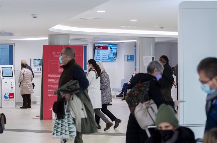 Archivo - Varias personas con mascarilla en una sala del Hospital General Universitario Gregorio Marañón con mascarilla, a 11 de enero de 2024, en Madrid (España). El ministerio de Sanidad ha implantado desde ayer, 10 de enero, el uso obligatorio de masca