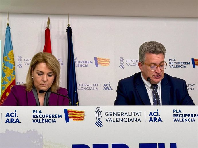 La vicepresidenta primera y portavoz del Consell, Susana Camarero, y el conseller de Medio Ambiente, Infraestructuras y Territorio, Vicente Martínez Mus, comparecen en rueda de prensa tras el pleno del Consell