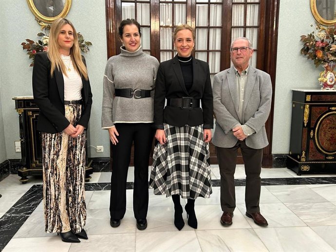 La presidenta de la Diputación de Cádiz, Almudena Martínez, en una reunión con representantes de Parkinson Bahía y Alzheimer Cádiz