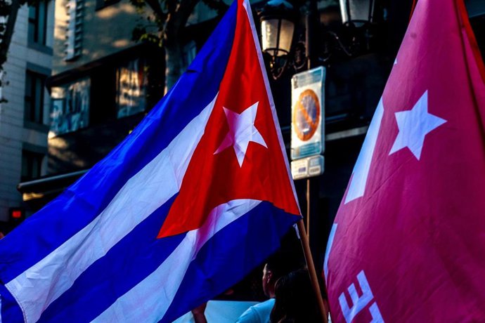 Archivo - Una bandera cubana durante una manifestación por el 71º aniversario del asalto al cuartel de Moncada en Cuba, a 26 de julio de 2024, en Madrid (España). 