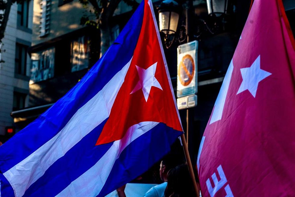 Archivo - Una bandera cubana durante una manifestación por el 71 aniversario del asalto al cuartel de Moncada en Cuba, a 26 de julio de 2024, en Madrid (España). 