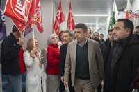 La Junta de personal de El Clínico y ciudadanos reciben al 'president' al grito de 'Mazón dimisión'