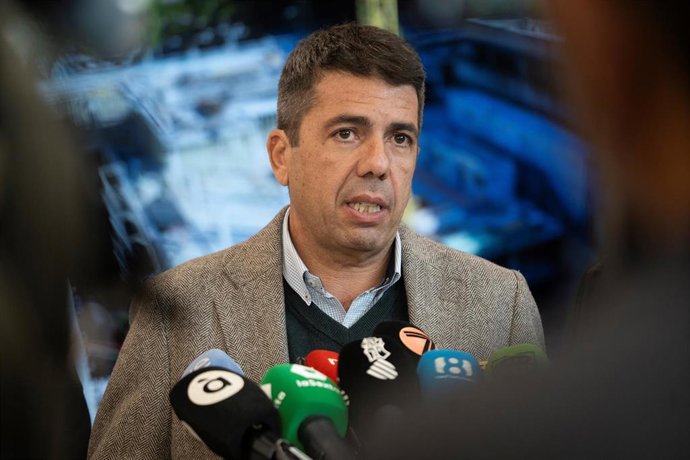 El 'president' de la Generalitat, Carlos Mazón, durante la visita al nuevo edificio de Consultas Externas del Hospital Clínico de Valencia