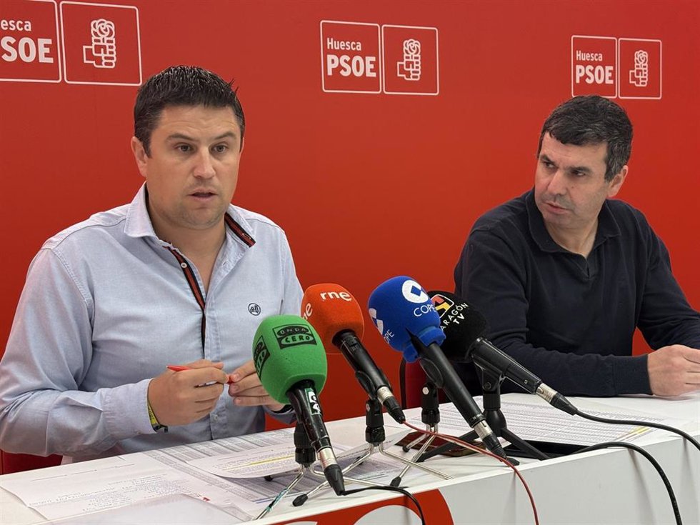 Archivo - El portavoz del PSOE en la DPH, Antonio Biescas, y el diputado provincial Fernando Sánchez.