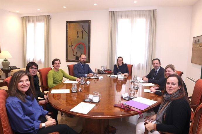 La presidenta del Govern, Marga Prohens, en el encuentro con varios miembros de la Ponencia de Artesanía.