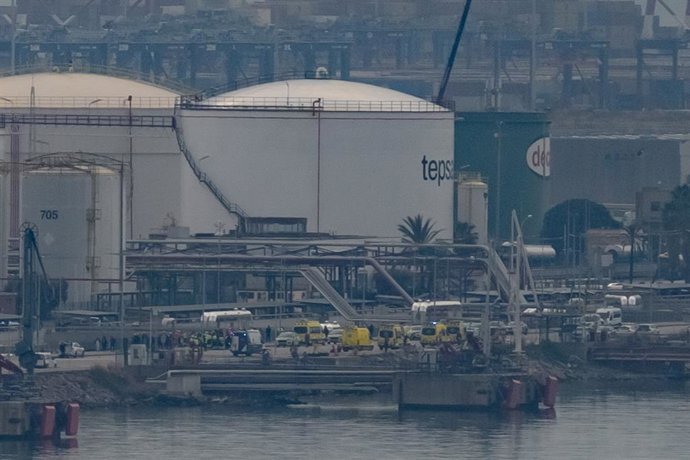 Vista general de un dispositivo de ambulancias y policía donde se ha producido una explosión de un tanque inflamable, en el Puerto de Barcelona, a 21 de enero de 2025, en Barcelona, Cataluña (España)