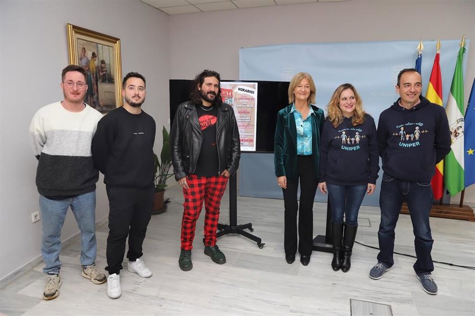 La delegada de Juventud en el Ayuntamiento de Jerez, Carmen Pina, junto a Albertucho, Álvaro Rodríguez Doña y Amaro de la Calle Cabral, de la empresa Gloria Vendimia, y Cristina Melero, presidenta de la asociación Uniper