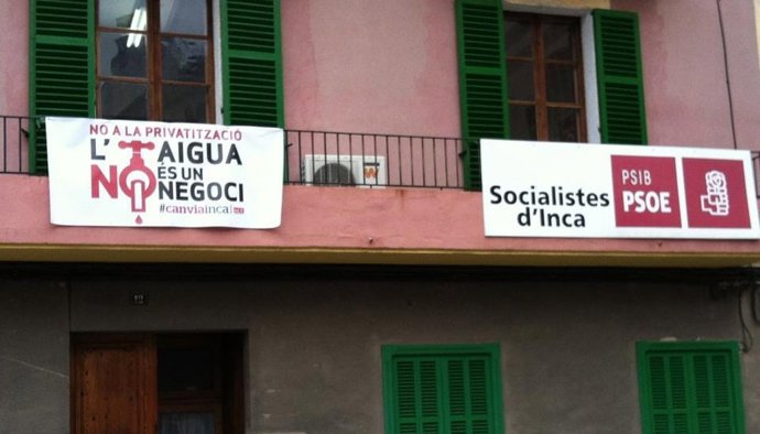 Pancarta 'No a la privatització. L'aigua no és un negoci' en la Agrupación Socialista de Inca. Archivo.