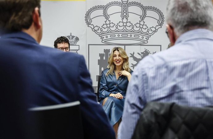 La vicepresidenta segunda del Gobierno y ministra de Trabajo y Economía Social, Yolanda Díaz, durante una reunión con los alcaldes valencianos afectados por la dana
