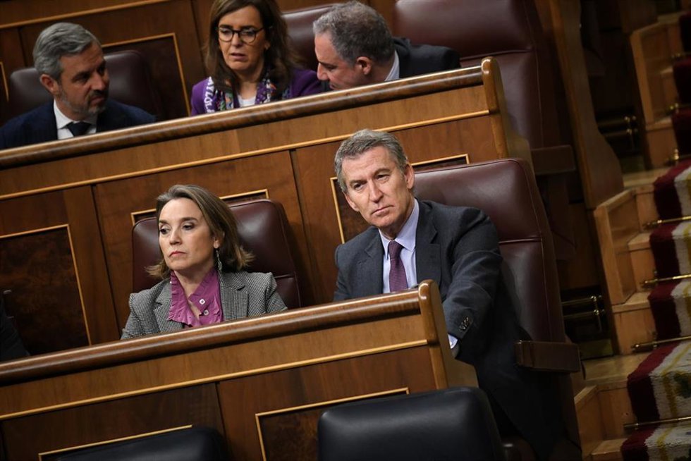 Archivo - La secretaria general del PP, Cuca Gamarra, y el presidente del PP, Alberto Núñez Feijóo, durante un pleno en el Congreso de los Diputados, a 19 de diciembre de 2024, en Madrid (España).