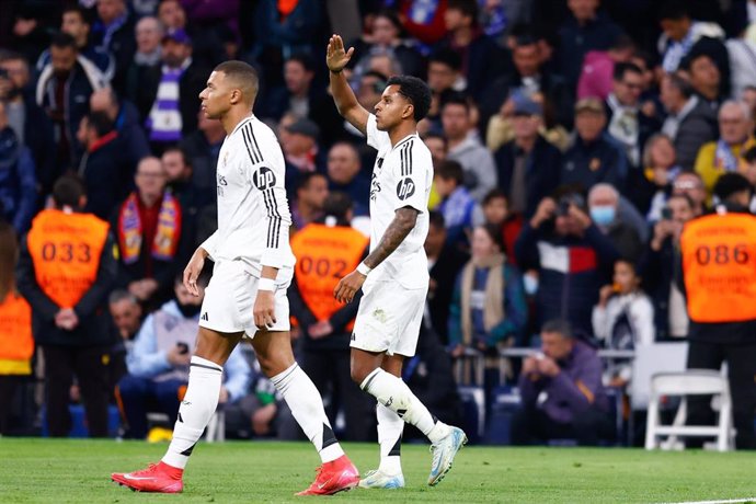 Los jugadores del Real Madrid Rodrygo Goes y Kylian Mbappé celebran un gol en LaLiga.