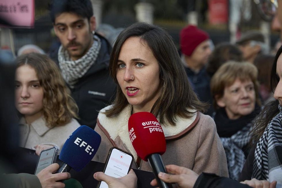 La secretaria general de Podemos, Ione Belarra, atiende a los medios de comunicación durante la manifestación Paremos el genocidio en Palestina, a 18 de enero de 2025, en Madrid (España). RESCOP (Red Solidaria contra la Ocupación de Palestina) ha conv