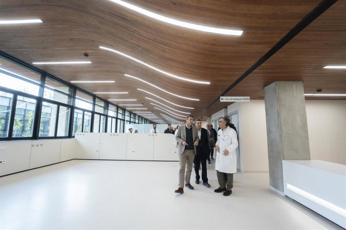 El 'president' de la Generalitat, Carlos Mazón, durante la visita al nuevo edificio de Consultas Externas del Hospital Clínico de Valencia