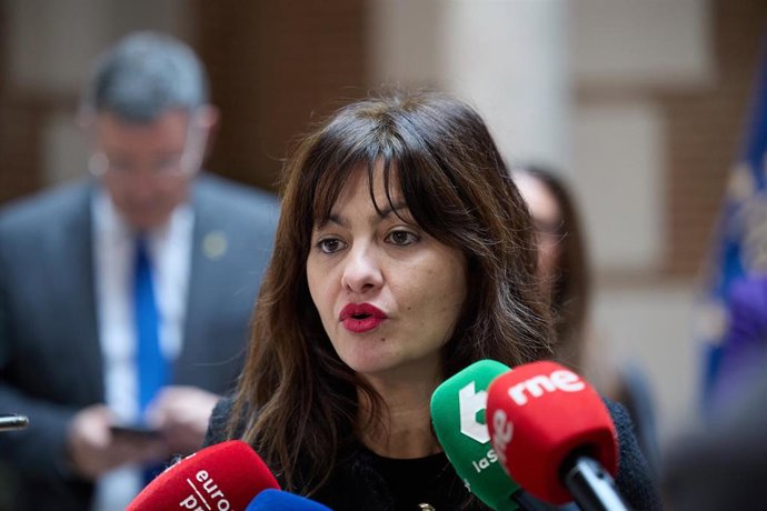 La ministra de Juventud e Infancia, Sira Rego, atiende a los medios de comunicación, antes de la reunión con la Junta de Gobierno de la Federación Española de Municipios y Provincias, en la sede de la FEMP, a 21 de enero de 2025, en Madrid (España).