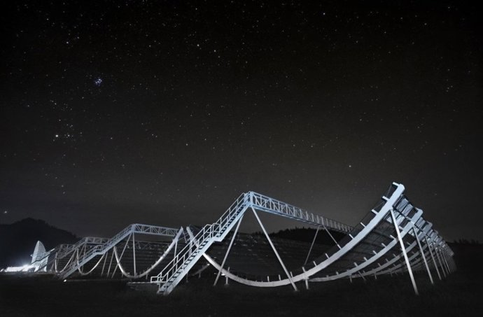 Los telescopios CHIME (mostrados aquí) detectaron la inusual ráfaga rápida de radio en febrero de 2024
