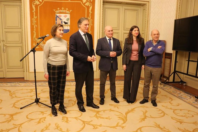 Representantes del Ayuntamiento de Salamanca y Asprodes presentan el proyecto piloto para favorecer la permanencia en el hogar de personas dependientes.