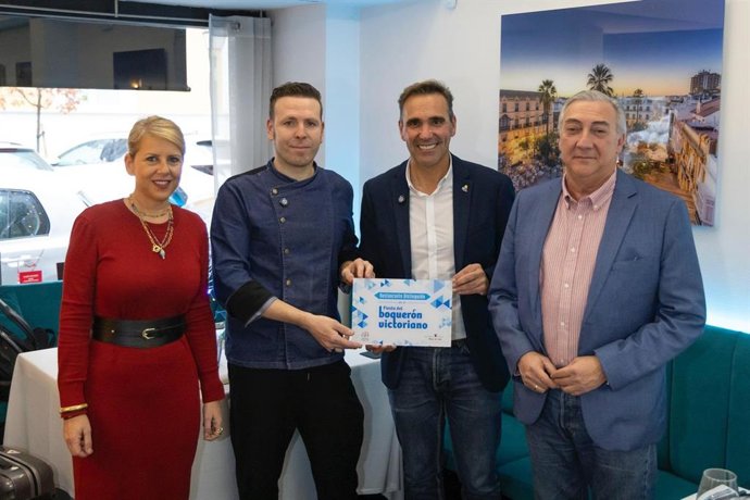 Rincón de la Victoria entrega el distintivo de la Red de Restaurante del Boquerón Victoriano al establecimiento madrileño Surtopía