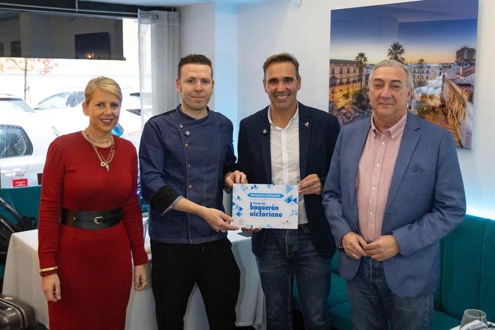 Rincón de la Victoria entrega el distintivo de la Red de Restaurante del Boquerón Victoriano al establecimiento madrileño Surtopía