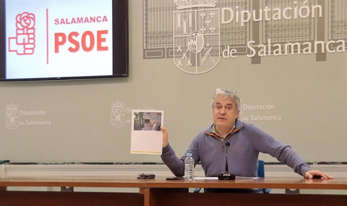El portavoz del PSOE en la Diputación de Salamanca, Fernando Rubio, presenta la iniciativa para instalar buzones digitales.
